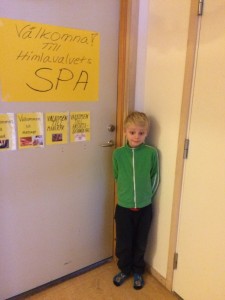 Leo väntar tålmodigt för att komma in på vårt spa.