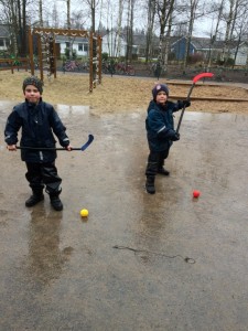 Innebandy till varje pris. Här är två pågar som trotsar fredagsvädret.=)