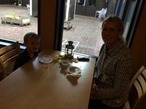 Mor och son njuter av en lugn stund i cafeterian.